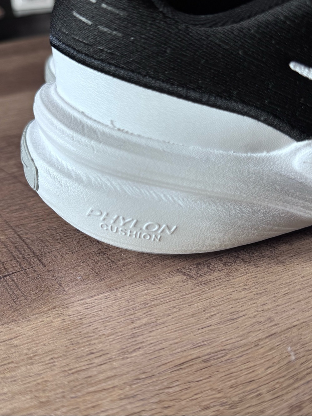 Nike Black & White Cushioned Mesh Trainers - Picture 12 of 14